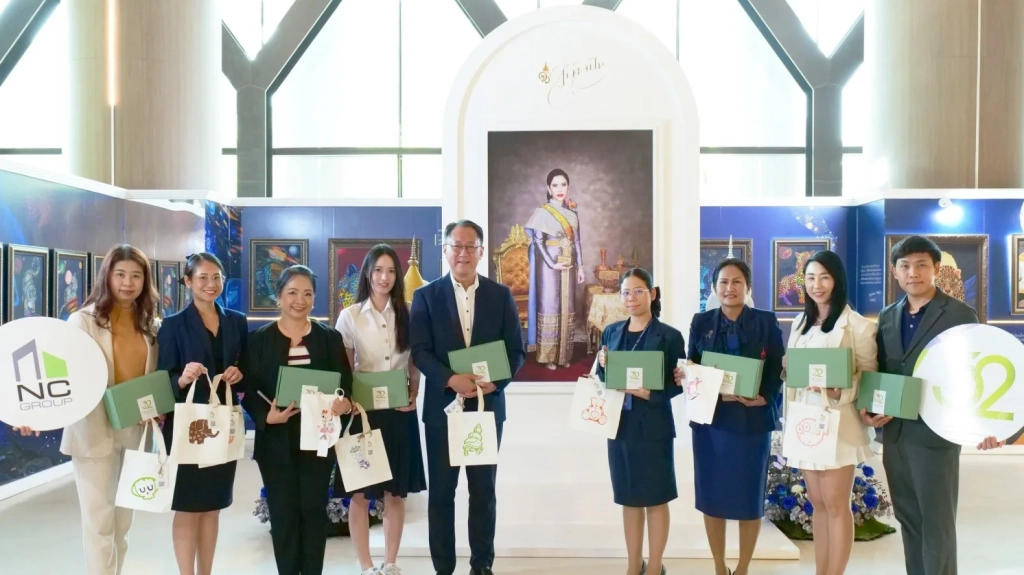 สมนึก ตันฑเทอดธรรม ผู้บริหาร เอ็น.ซี.เฮ้าส์ซิ่ง มอบถุงผ้า DIY ให้โรงพยาบาลจุฬาภรณ์ ในโอกาสครบรอบ 32 ปี